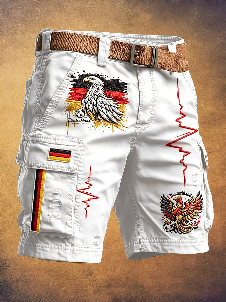 Weiße, lässige Arbeits-Shorts für Herren mit dezentem Used-Look und deutschem Fußballmotiv